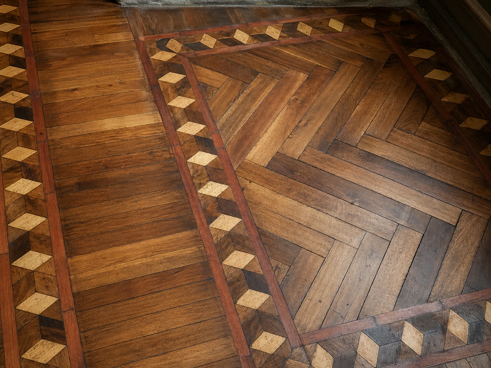 Parquet storico restaurato asse per asse con tono uniforme e naturale