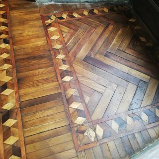 Pavimento antico in legno restaurato con finitura calda e naturale